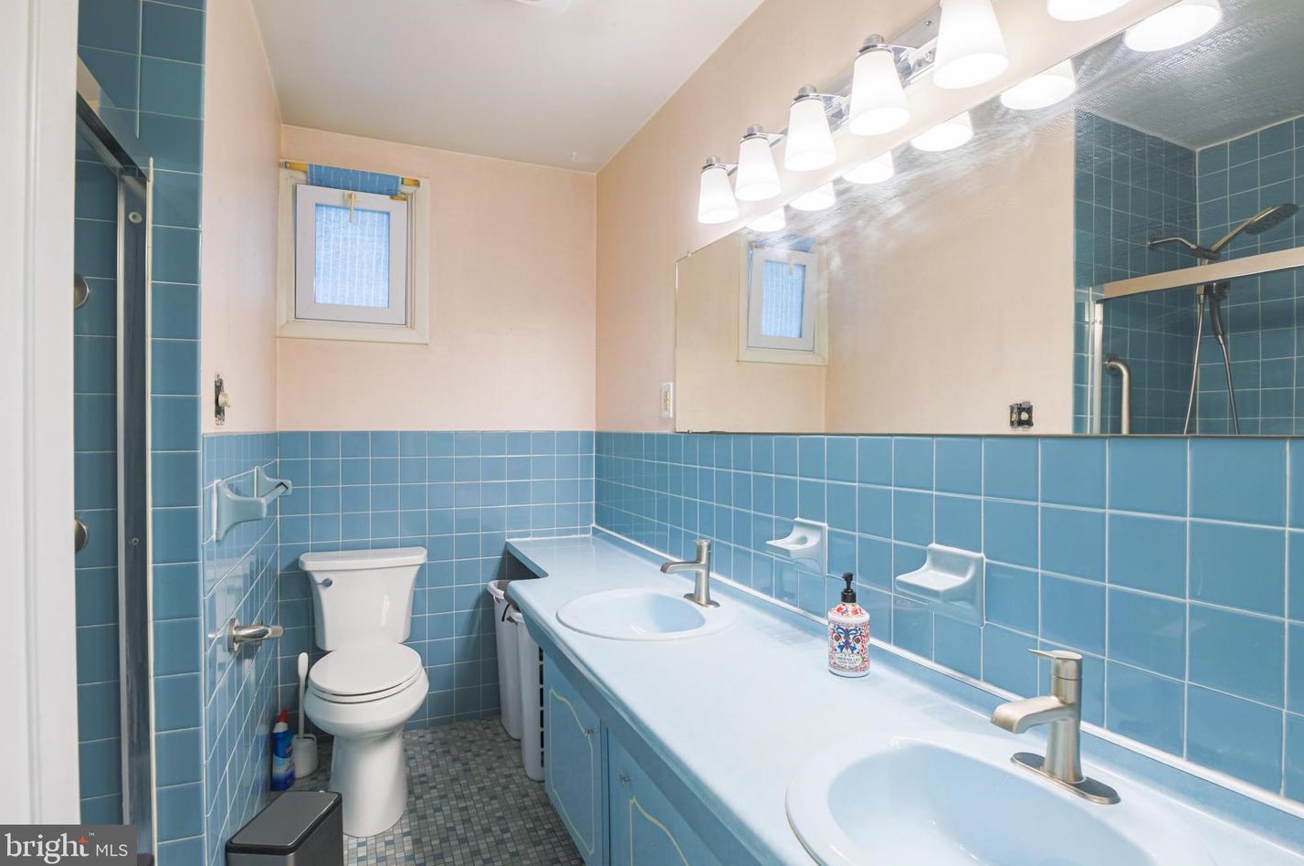 825 Warfield Ln, Huntingdon Valley PA 19006-3426 exterior