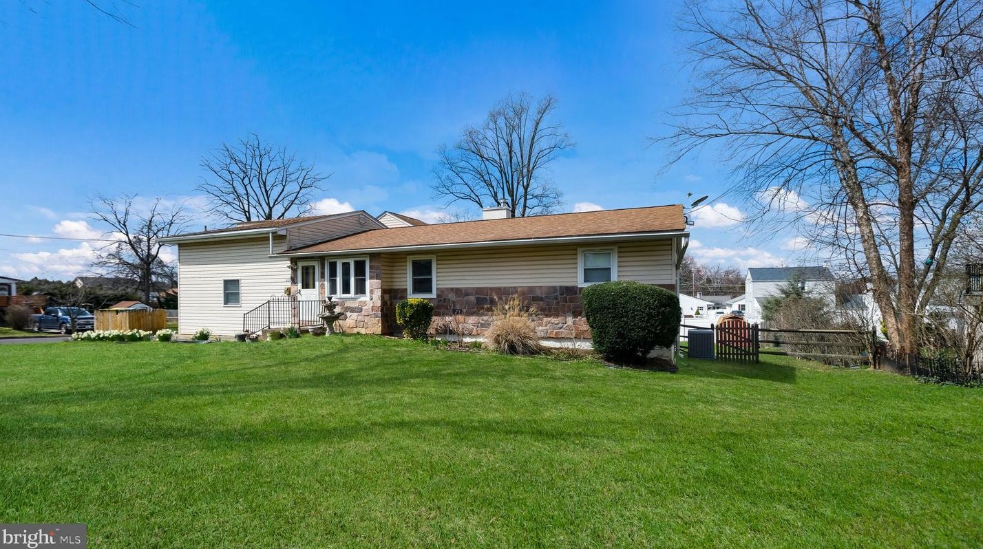 206 Lawnton Rd, Willow Grove, PA 19090-2312