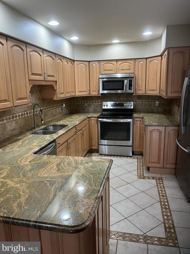 6 Woodview Ct, Horsham, PA 19044