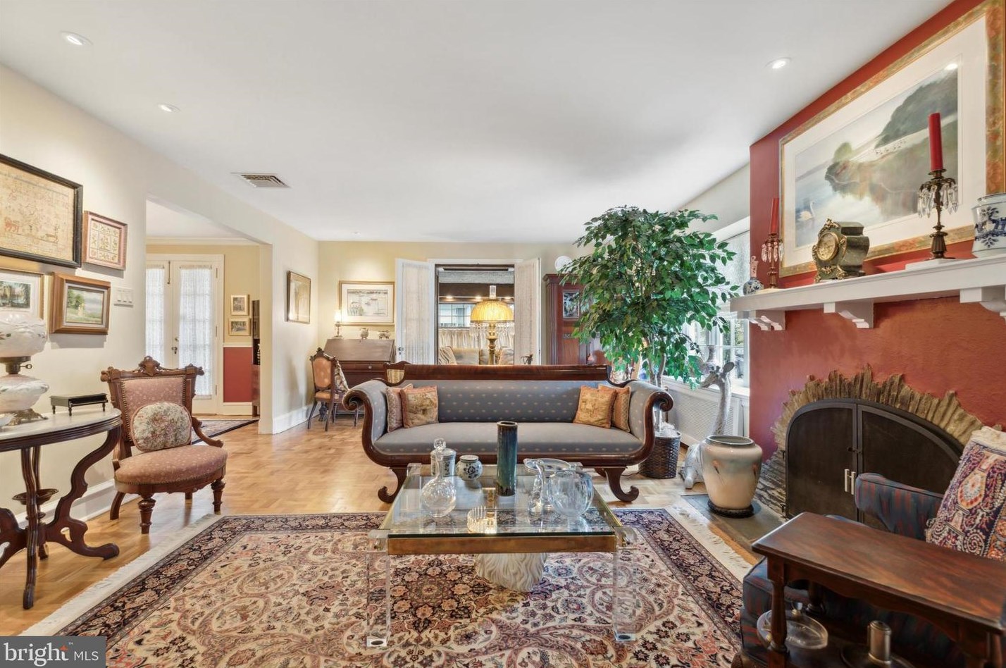 44 Rockglen Rd, Penn Wynne, PA 19096