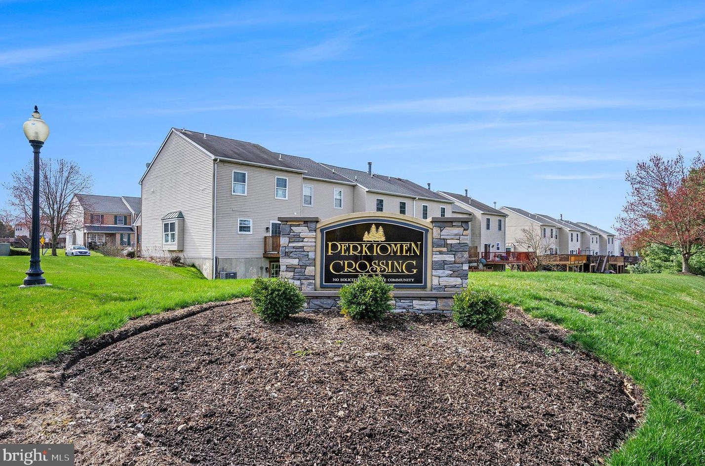 1234 Pine Ridge Dr, Perkiomenville, PA 18074-9456