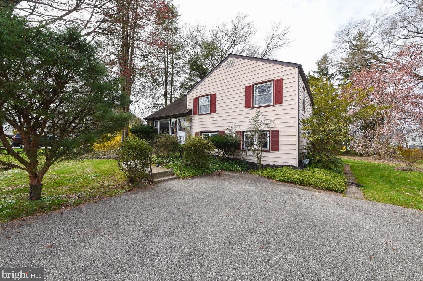 515 Bradford Rd, Oreland, PA 19075-2410