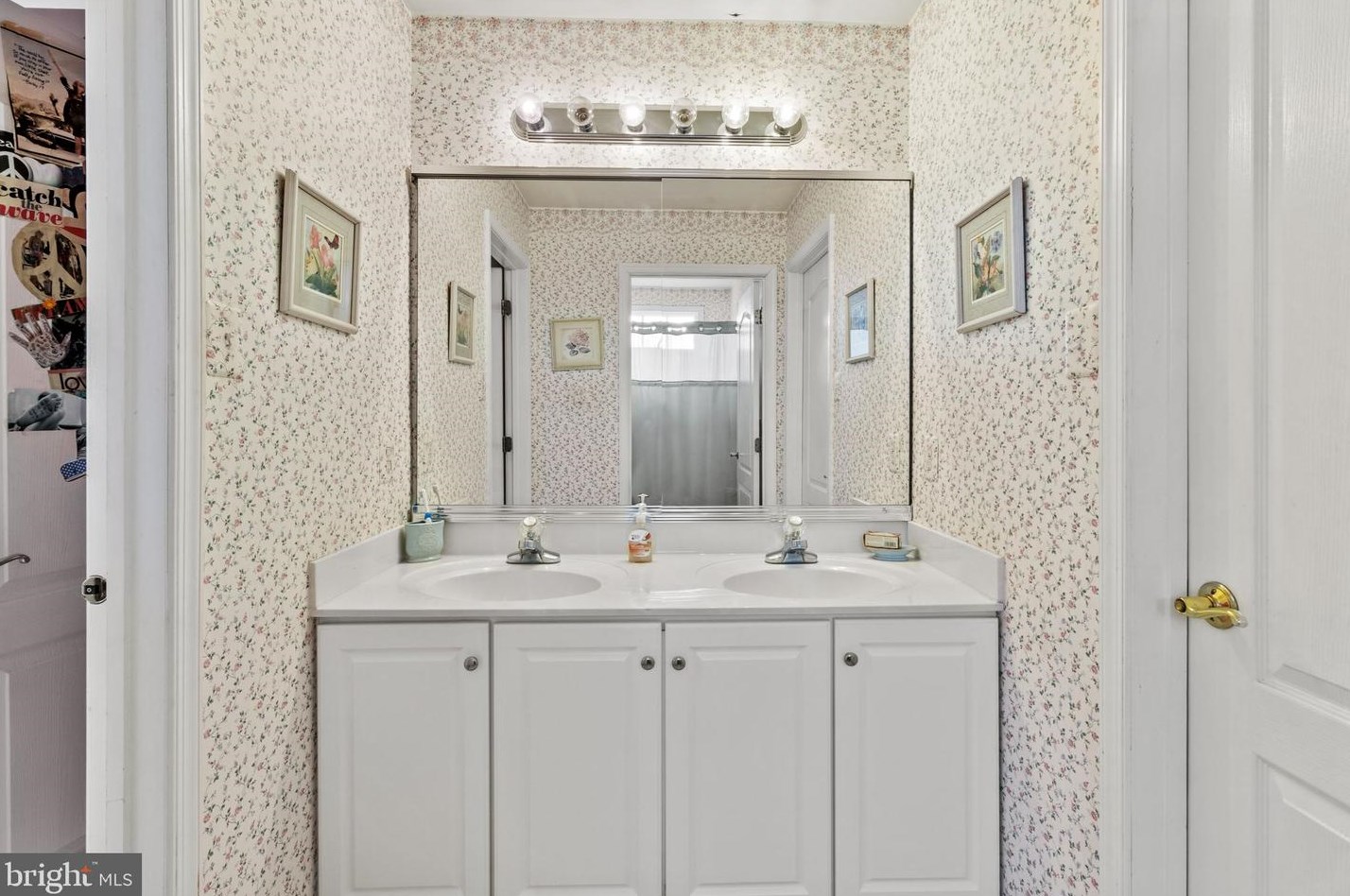 1902 Black Hawk Cir, Norristown PA  19403-1869 exterior