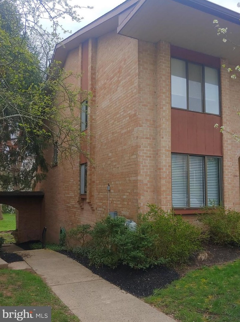 214 Stonybrook Dr, Norristown, PA 19403-2724