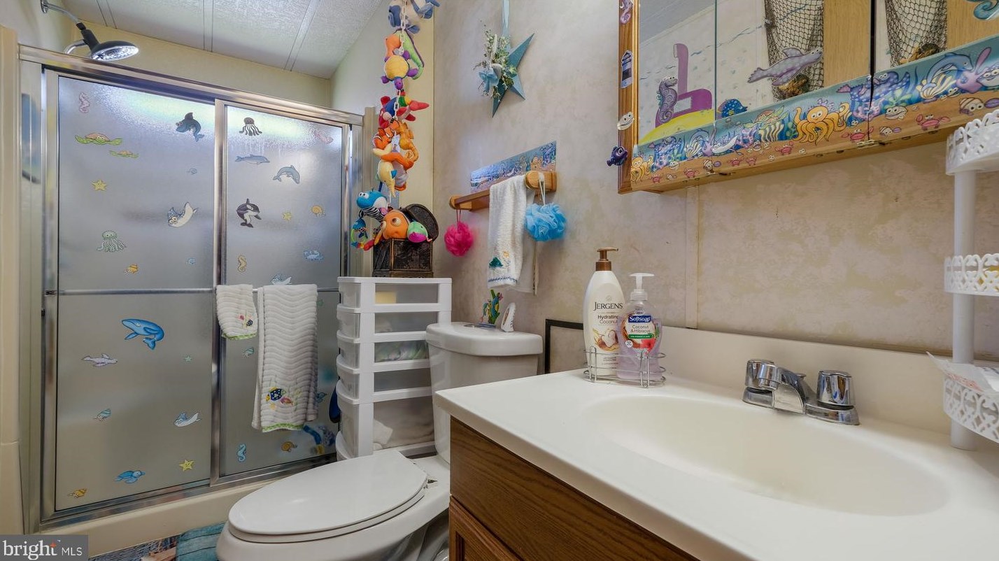 350 Woodstream Way, North Wales PA  19454-1142 exterior