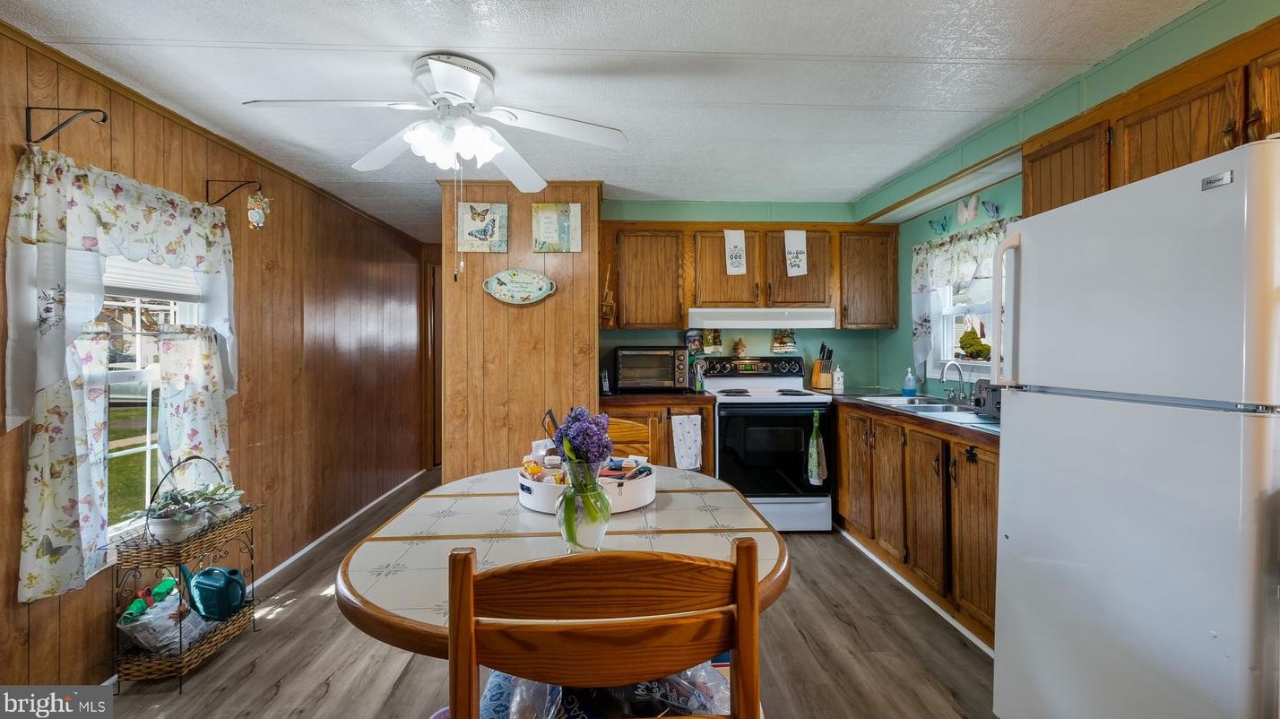 350 Woodstream Way, North Wales PA  19454-1142 exterior