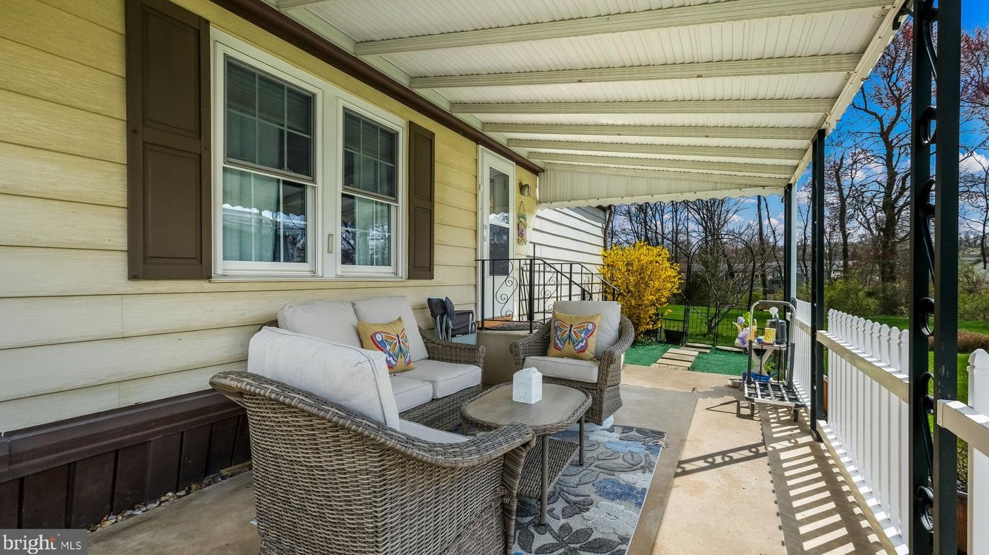 350 Woodstream Way, North Wales PA  19454-1142 exterior