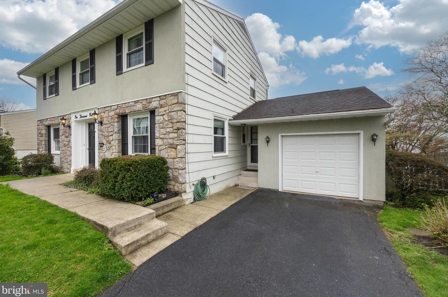 1001 Lake Ln, Red Hill, PA 18073-1609