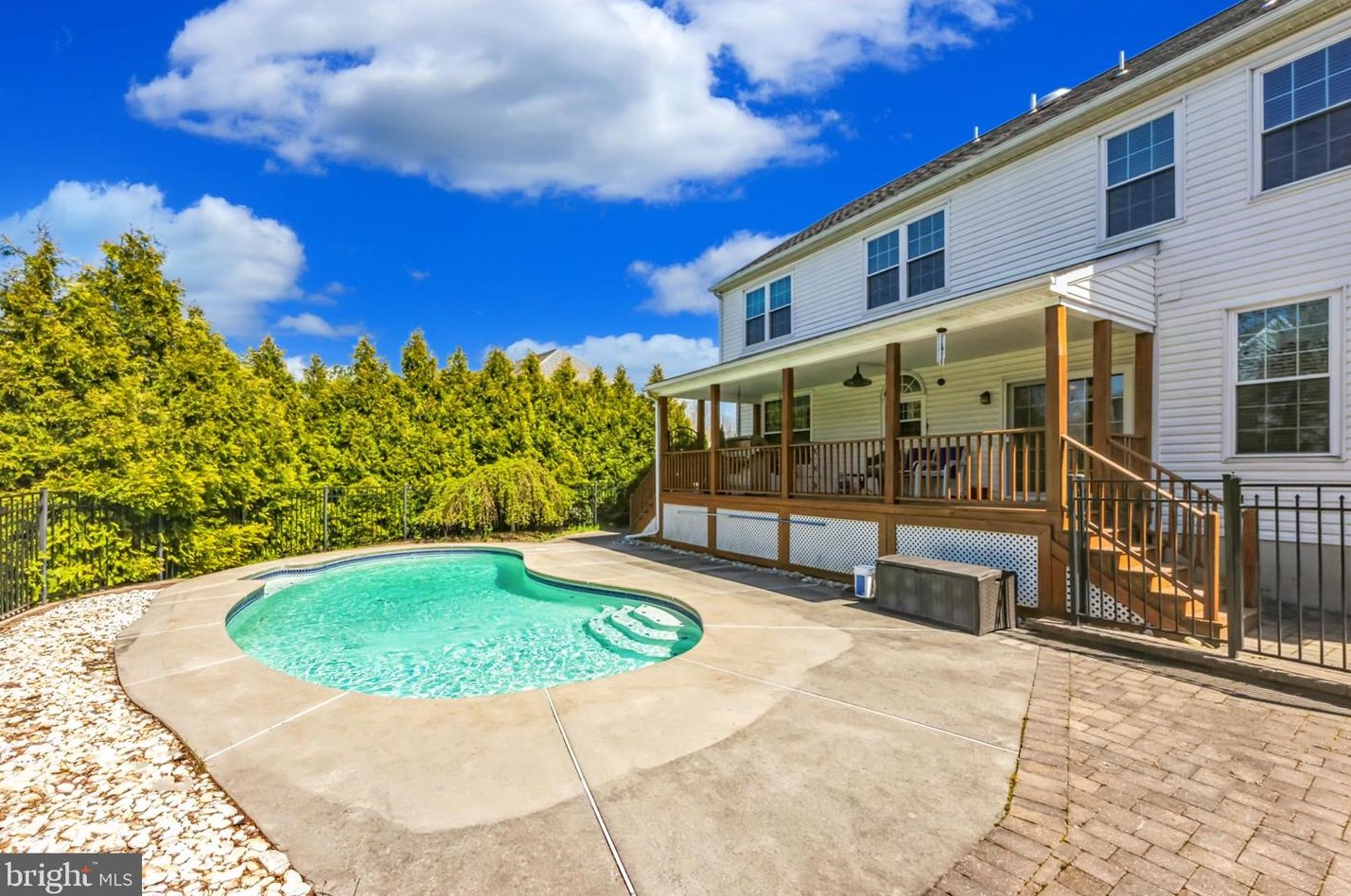533 Creekview Dr, Harleysville PA  19438-2438 exterior