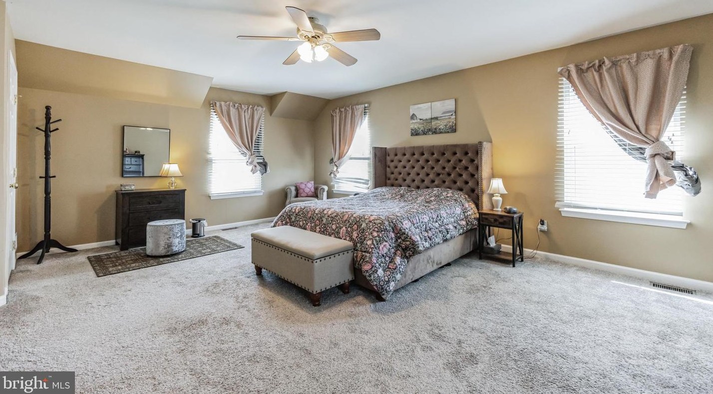 533 Creekview Dr, Harleysville PA  19438-2438 exterior