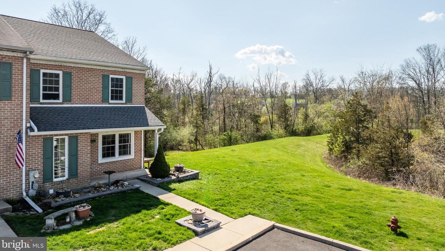 1120 Valley Stream Dr, Perkiomenville, PA 18074-9459