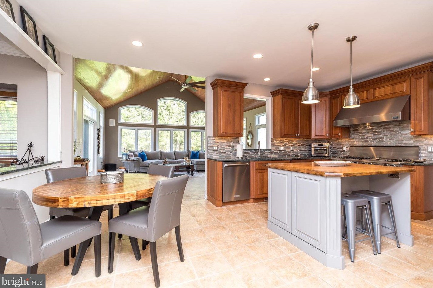 757 Castlewood Dr, Dresher PA  19025-2014 exterior