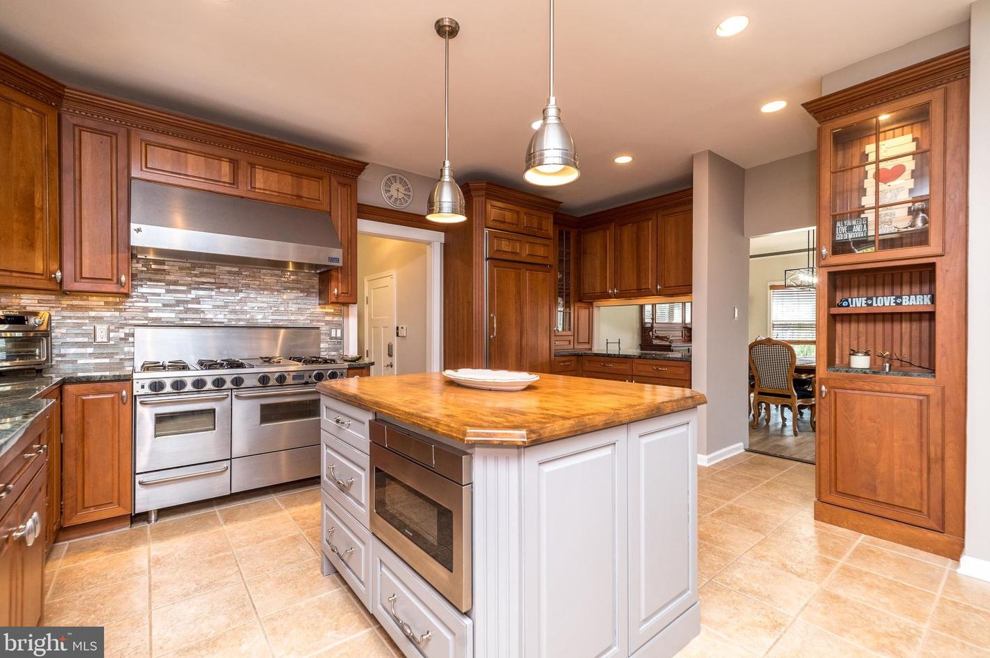 757 Castlewood Dr, Dresher PA  19025-2014 exterior