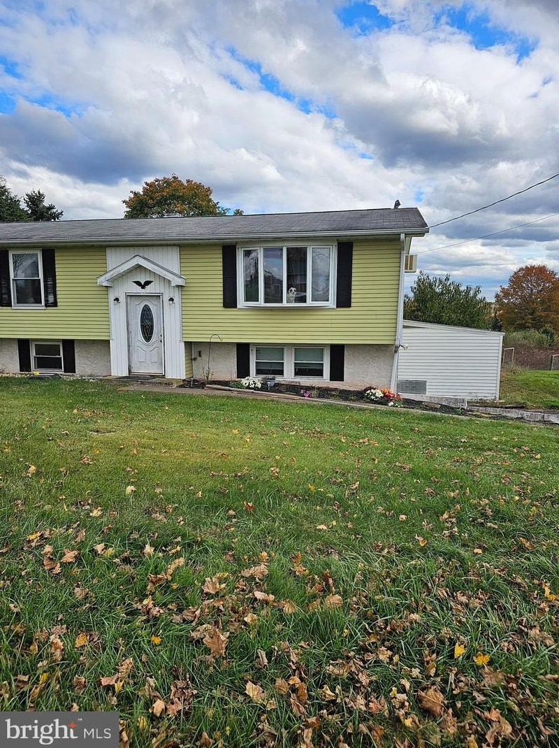 1554 Lakeside Rd, Red Hill, PA 18073