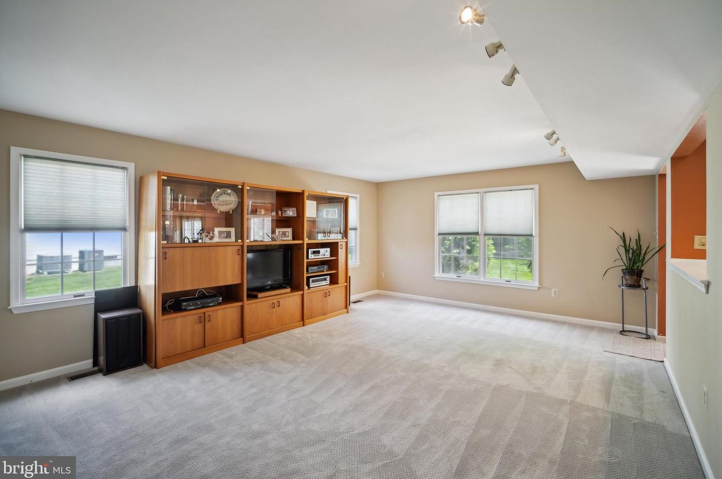 716 Castlewood Dr, Dresher PA 19025-2015 exterior