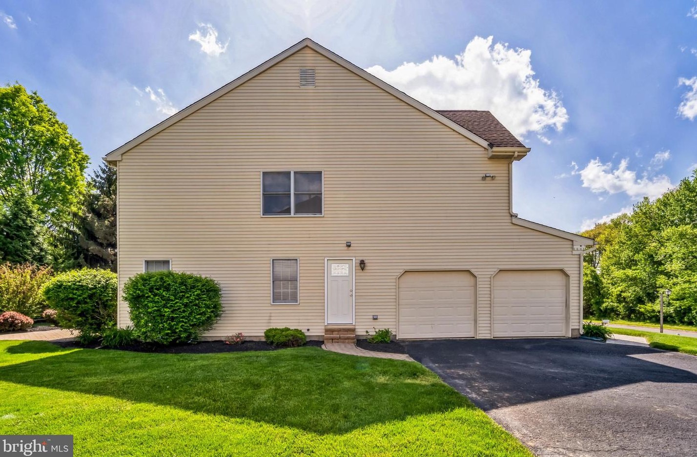 716 Castlewood Dr, Dresher PA 19025-2015 exterior