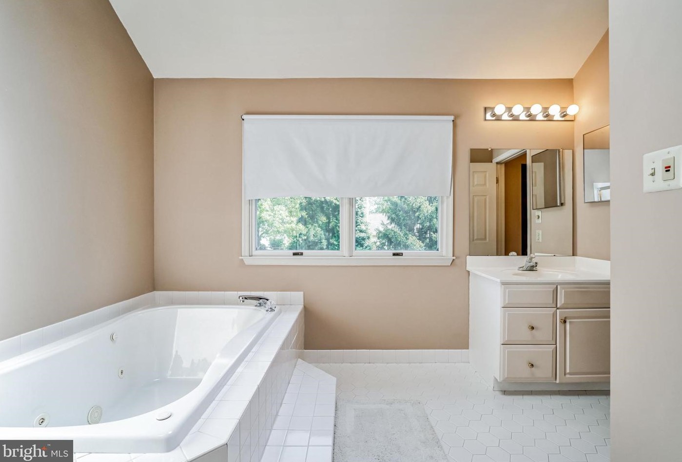 716 Castlewood Dr, Dresher PA 19025-2015 exterior