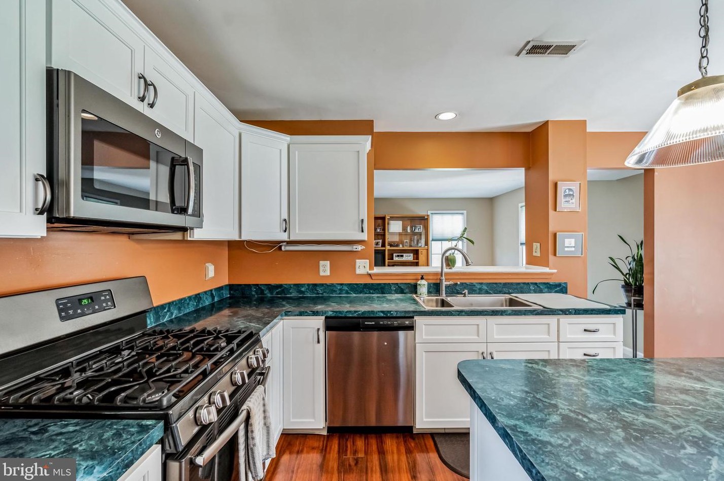 716 Castlewood Dr, Dresher PA 19025-2015 exterior