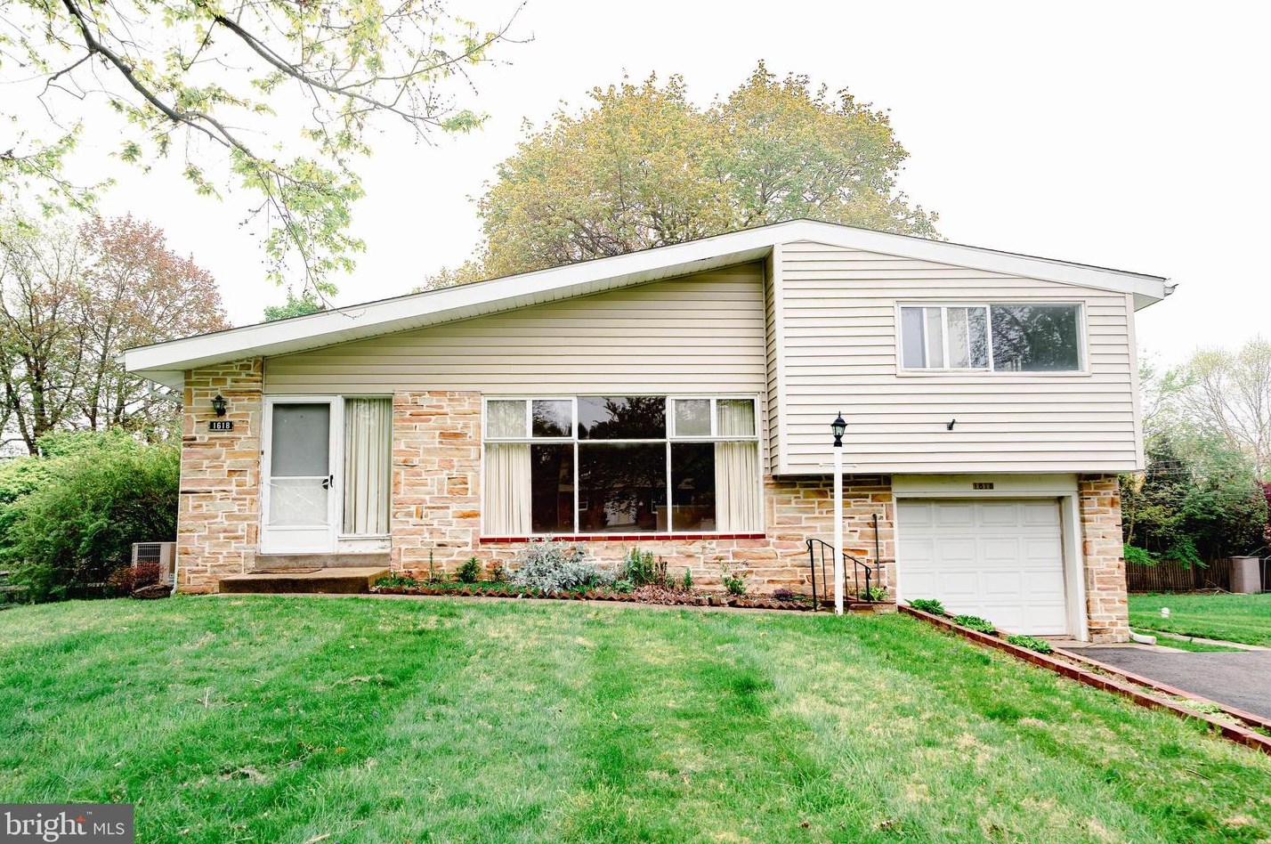 1618 Thayer Dr, Blue Bell, PA 19422-3546