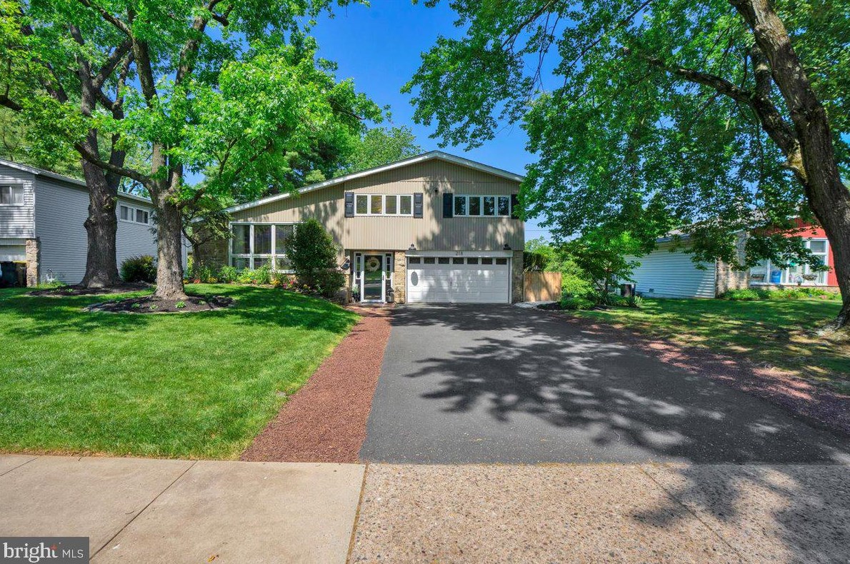 218 Limestone Ln, Willow Grove, PA 19090-1609