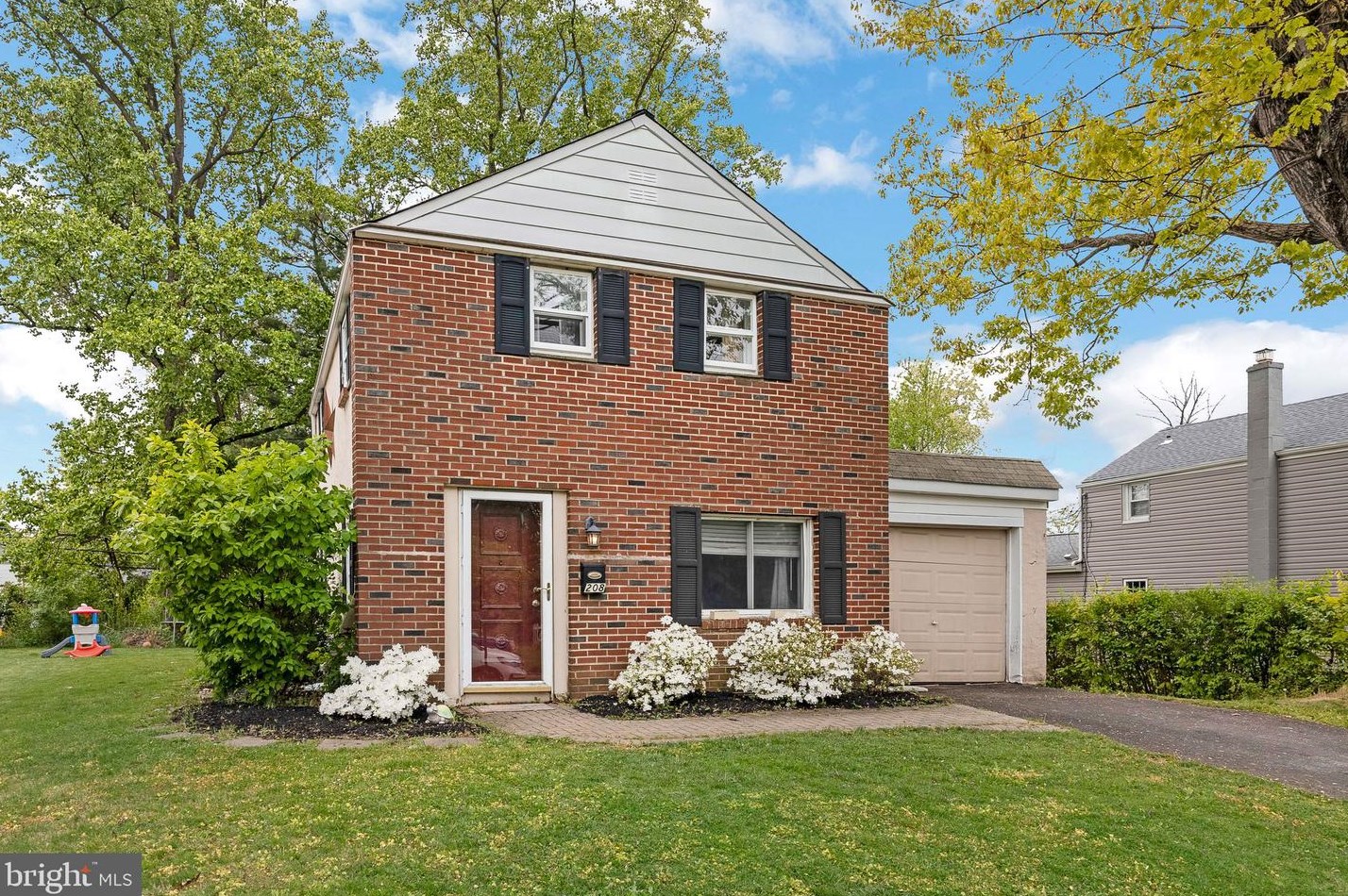 208 Redford Rd, Oreland, PA 19075