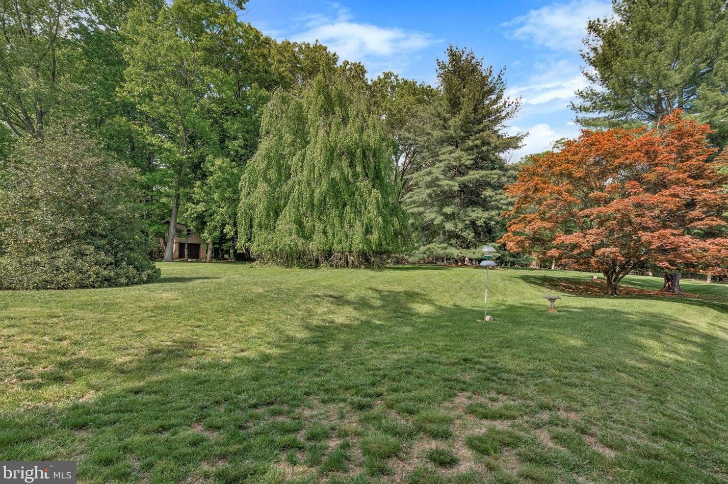 24 Scarlet Oak Dr, Miquon PA 19444-2420 exterior