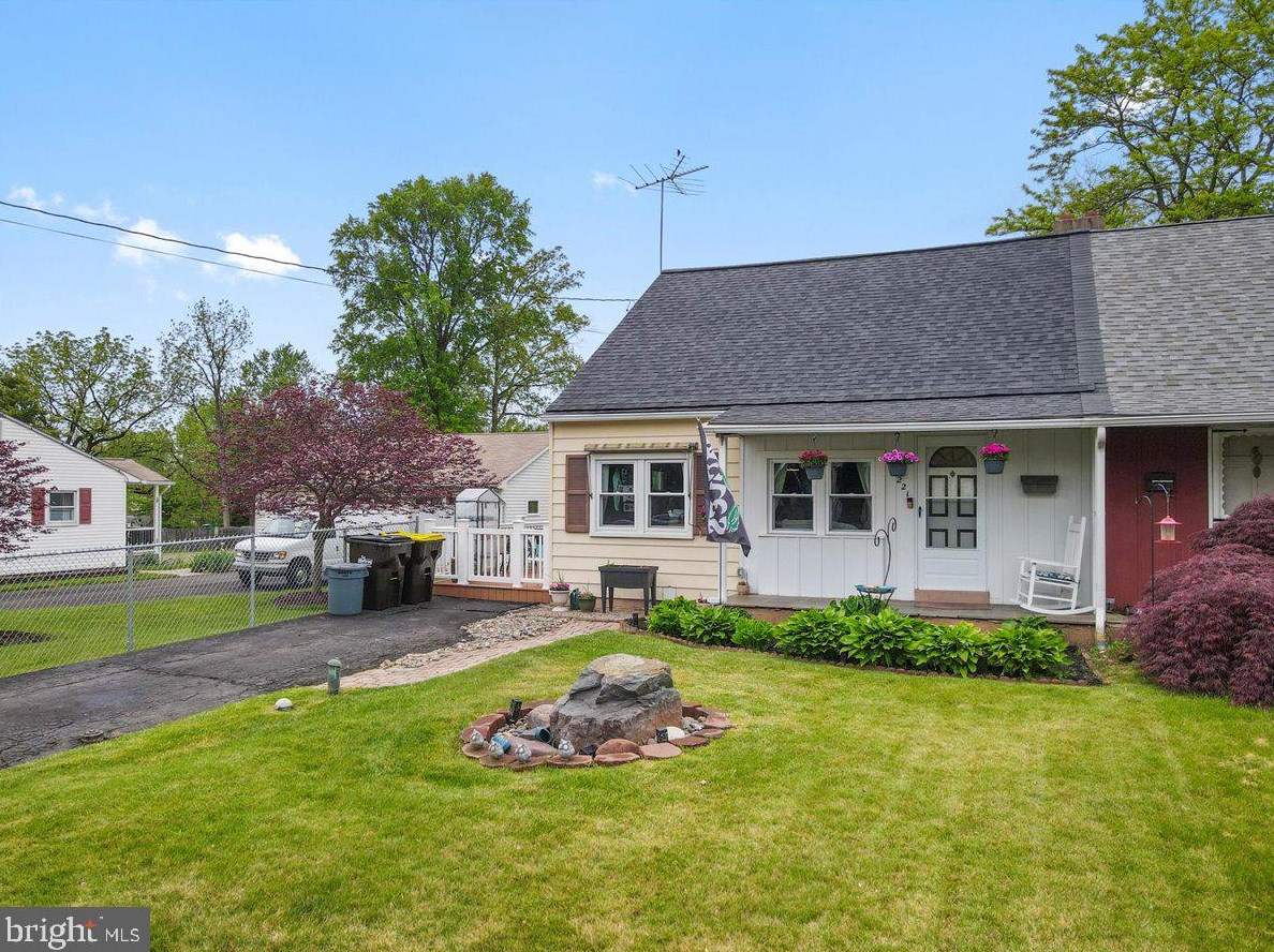 221 8th St, North Wales, PA 19454-2910