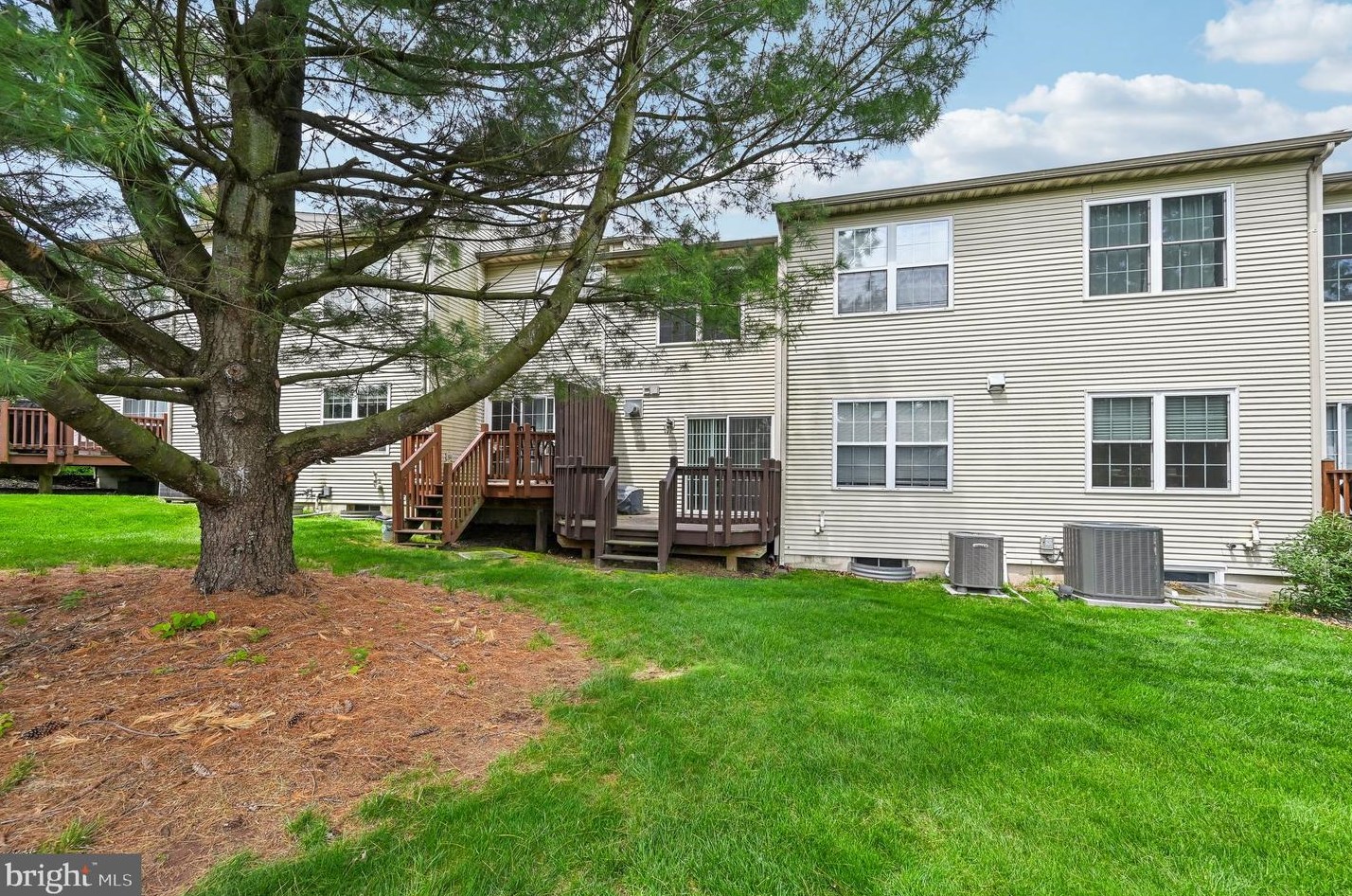 359 Hamilton Dr, Harleysville PA  19438-2152 exterior