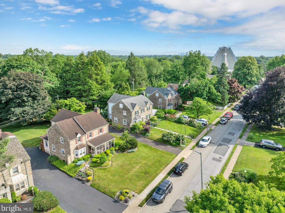 638 Foxcroft Rd, Melrose Park, PA 19027-1526