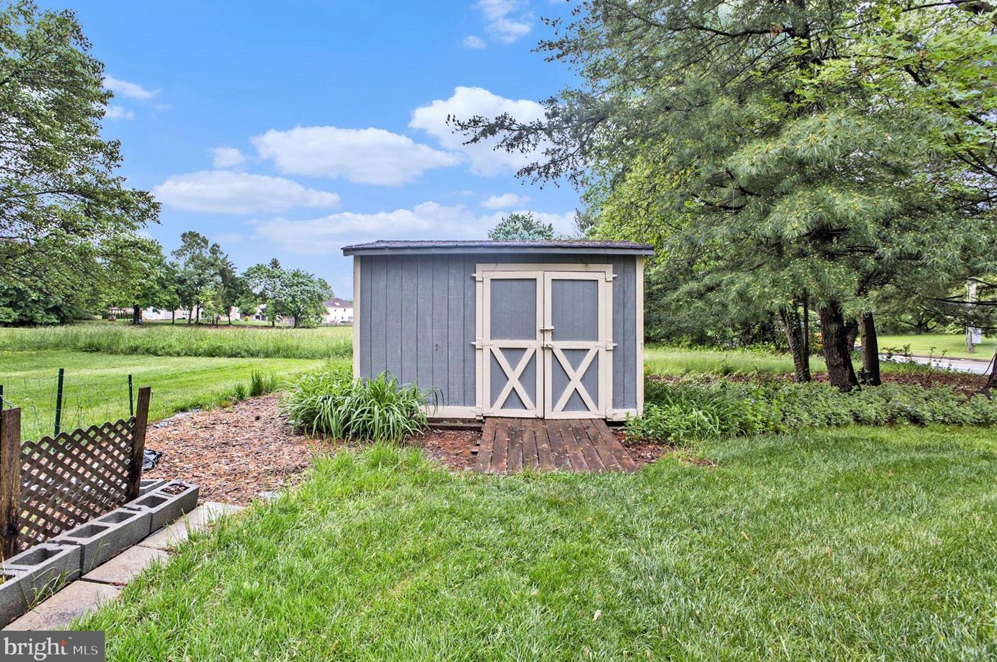 1989 Armstrong Dr, Lansdale PA 19446-5641 exterior