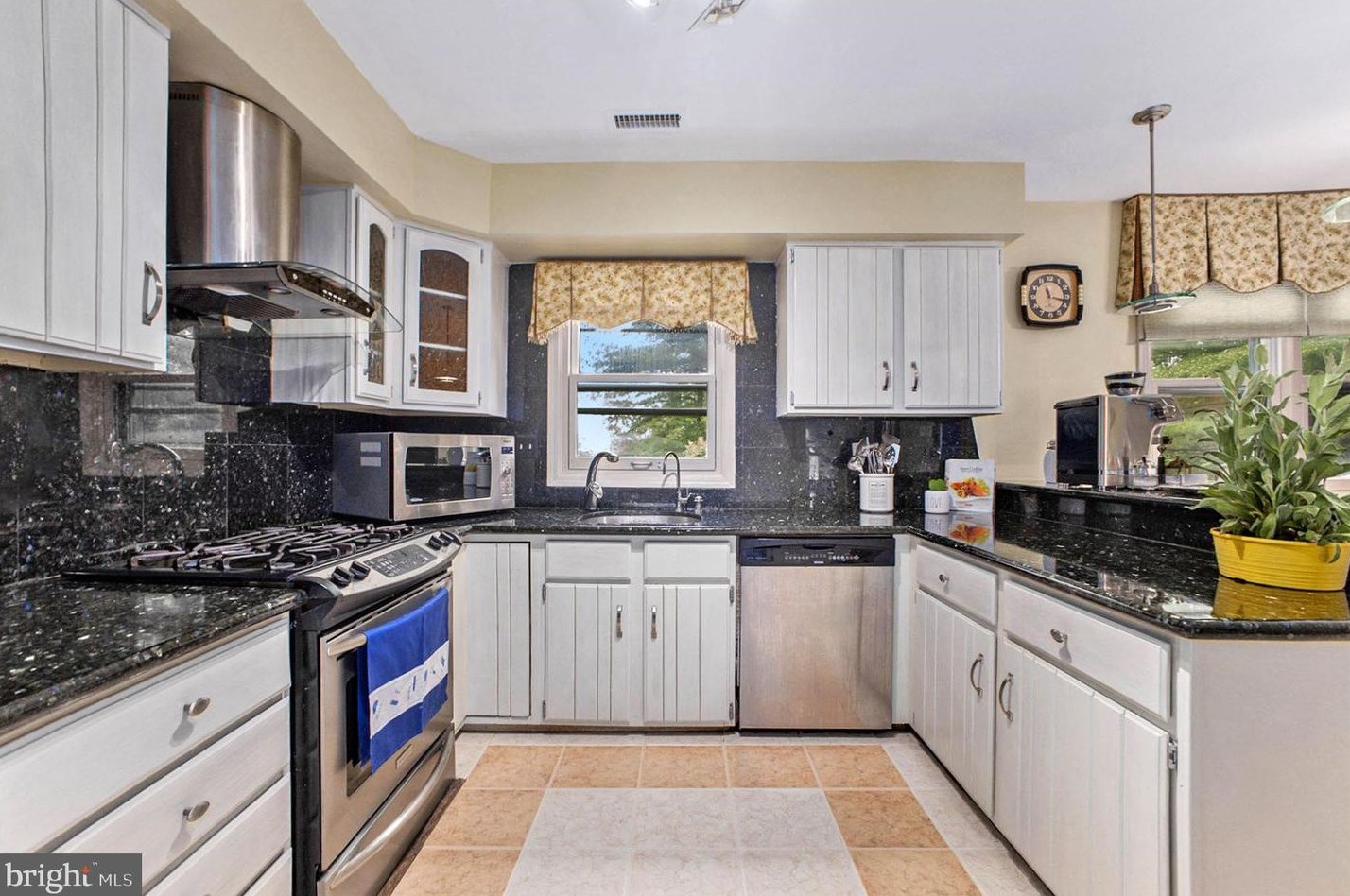 1989 Armstrong Dr, Lansdale PA 19446-5641 exterior