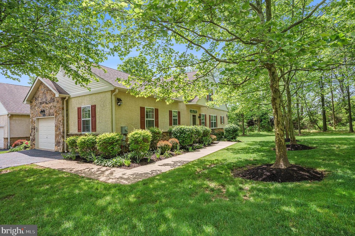 2101 Hidden Meadow Dr, Colmar, PA 18915-9433
