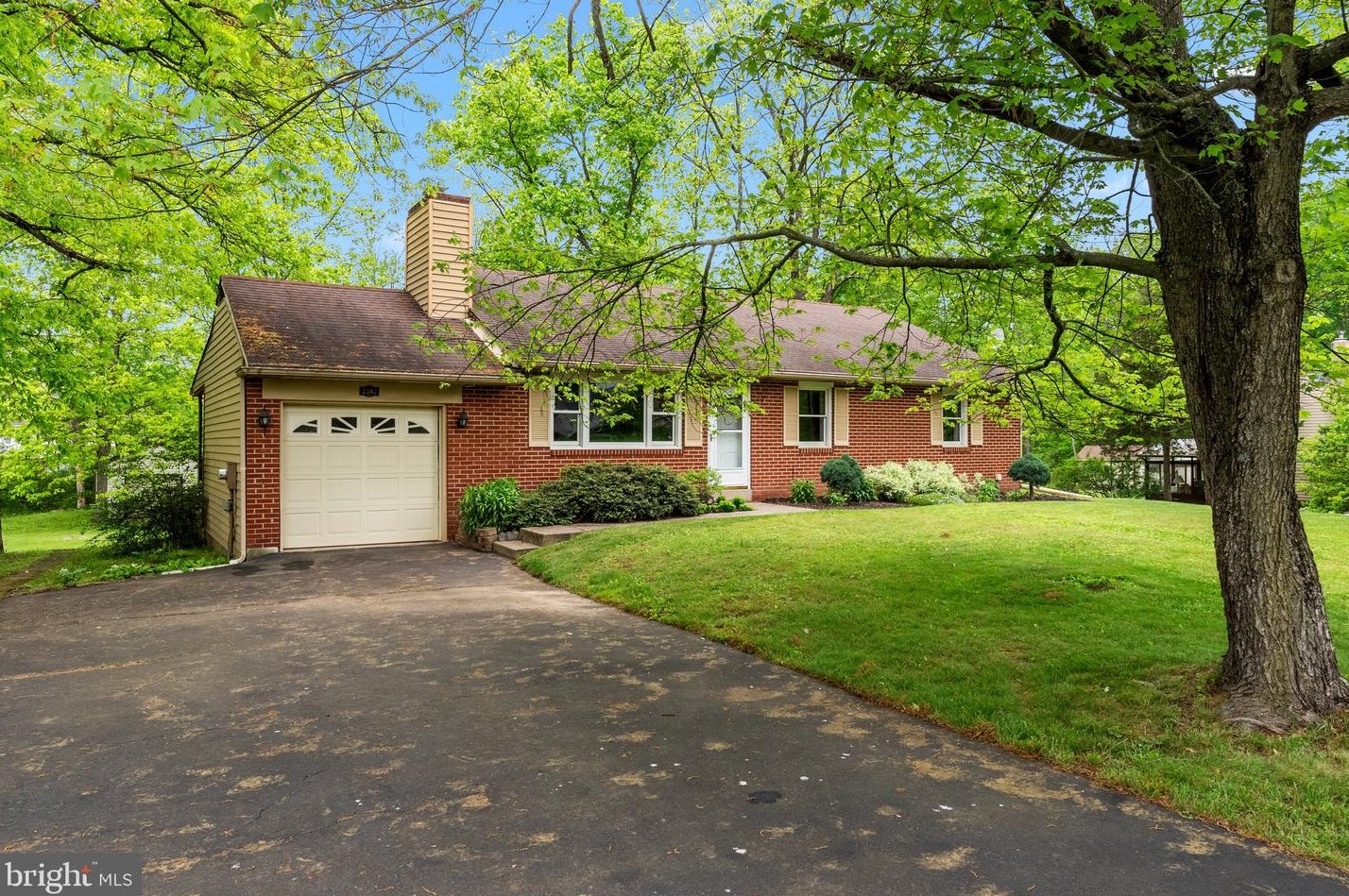 2382 Lenhart Rd, Colmar, PA 18915-9426