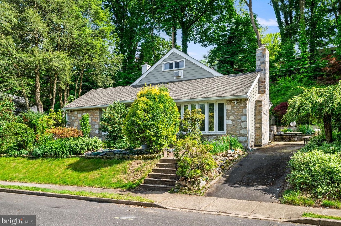 7905 Ivy Ln, Melrose Park, PA 19027