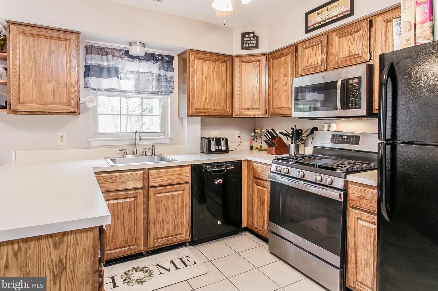 418 Maple Glen Cir, Pottstown PA  19464-3254 exterior