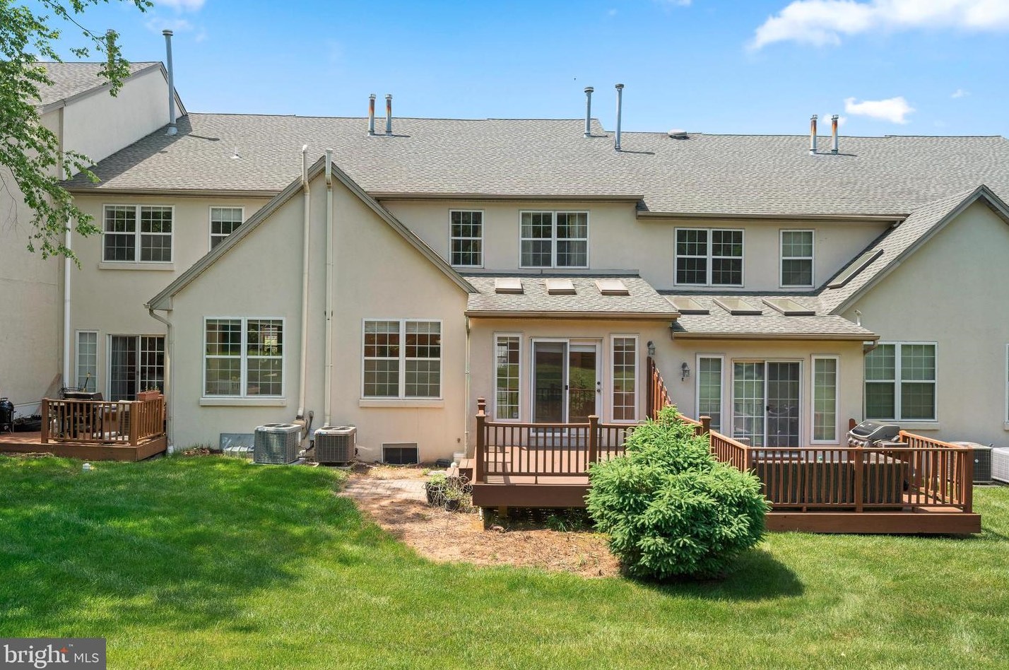 153 Mdw Vw Ln, Lansdale PA 19446-5932 exterior