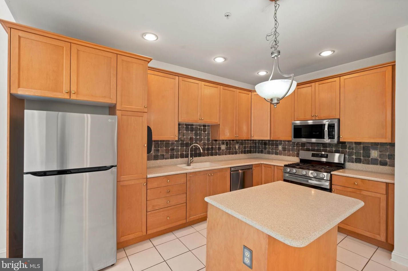 153 Mdw Vw Ln, Lansdale PA 19446-5932 exterior