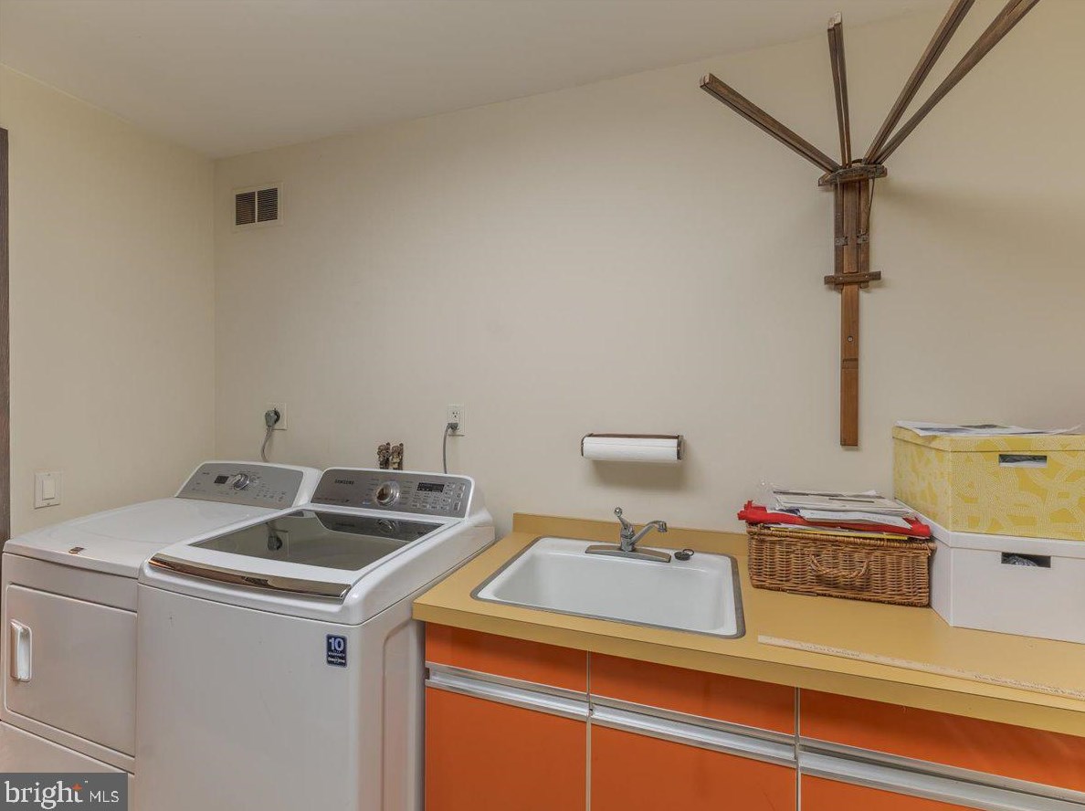 1215 Twining Rd, Dresher PA  19025-1629 exterior
