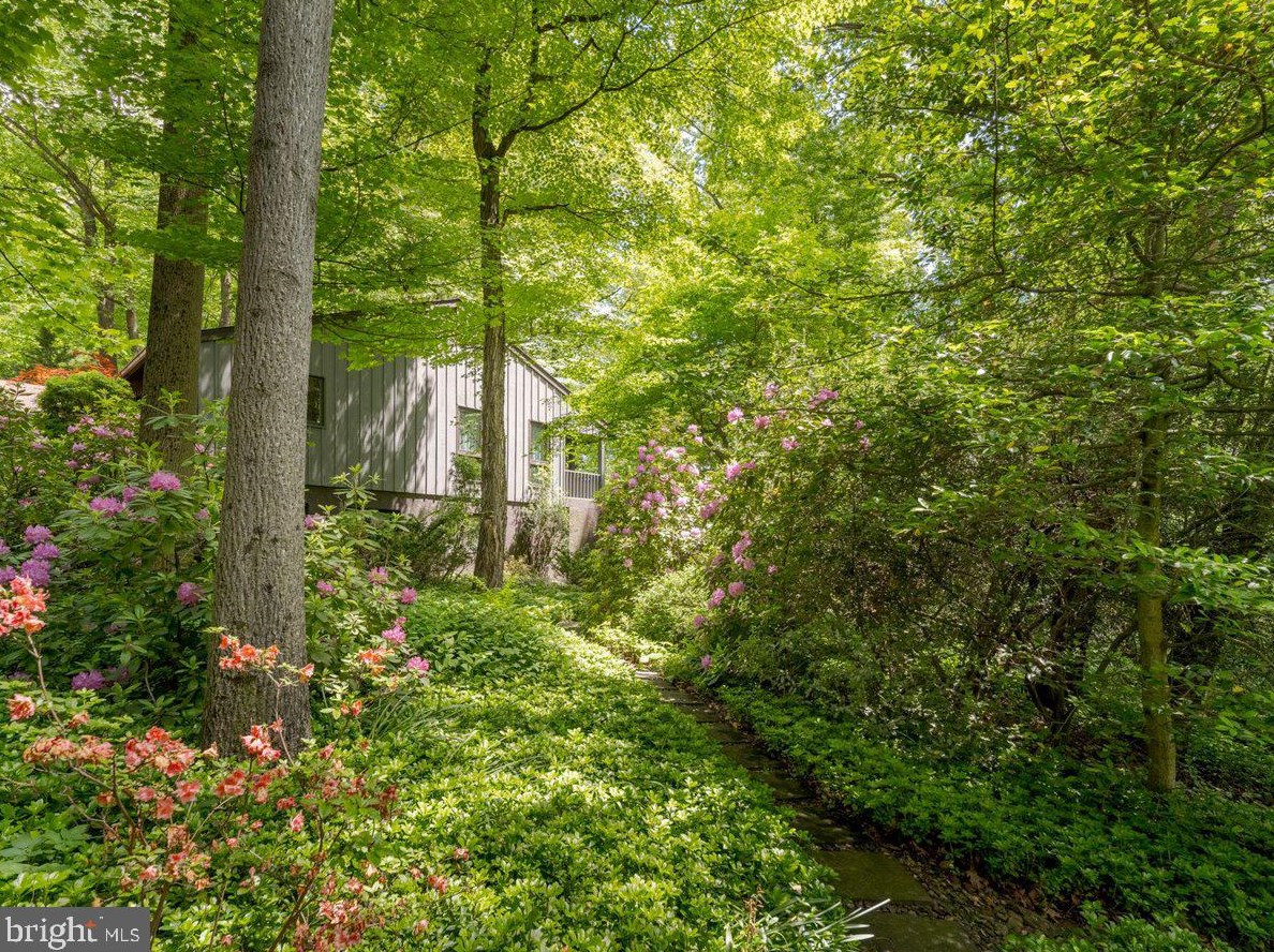 1215 Twining Rd, Dresher PA  19025-1629 exterior