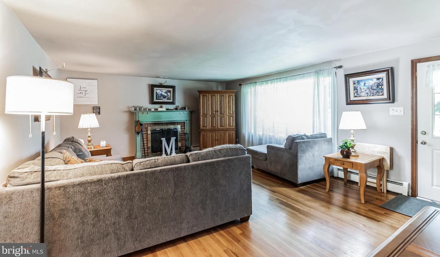 1406 Taylor Rd, Lansdale PA  19446-1531 exterior
