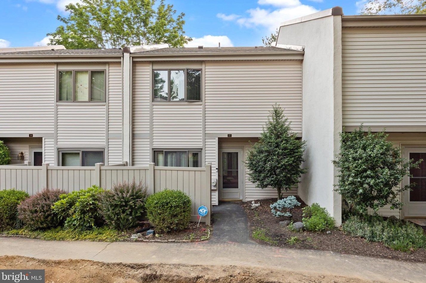 17 Twin Brooks Dr, Willow Grove, PA 19090-3903