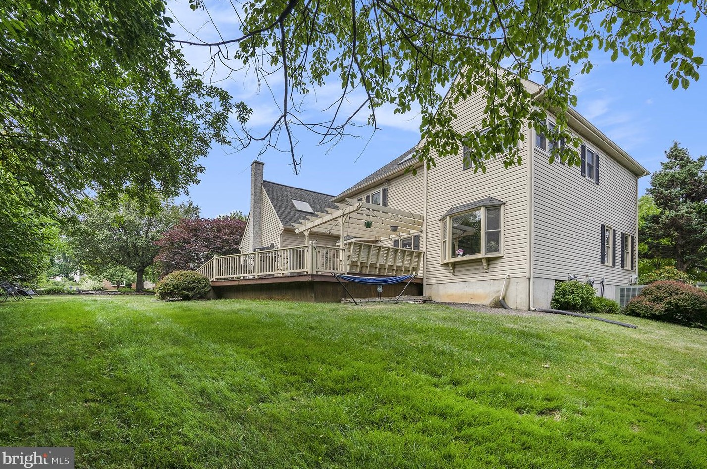 139 Clover Leaf Ln, North Wales PA  19454-1929 exterior