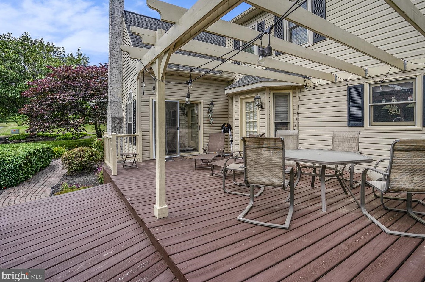 139 Clover Leaf Ln, North Wales PA  19454-1929 exterior