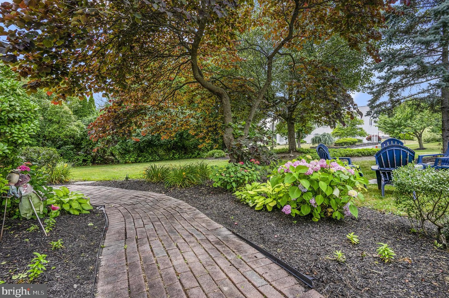 139 Clover Leaf Ln, North Wales PA  19454-1929 exterior