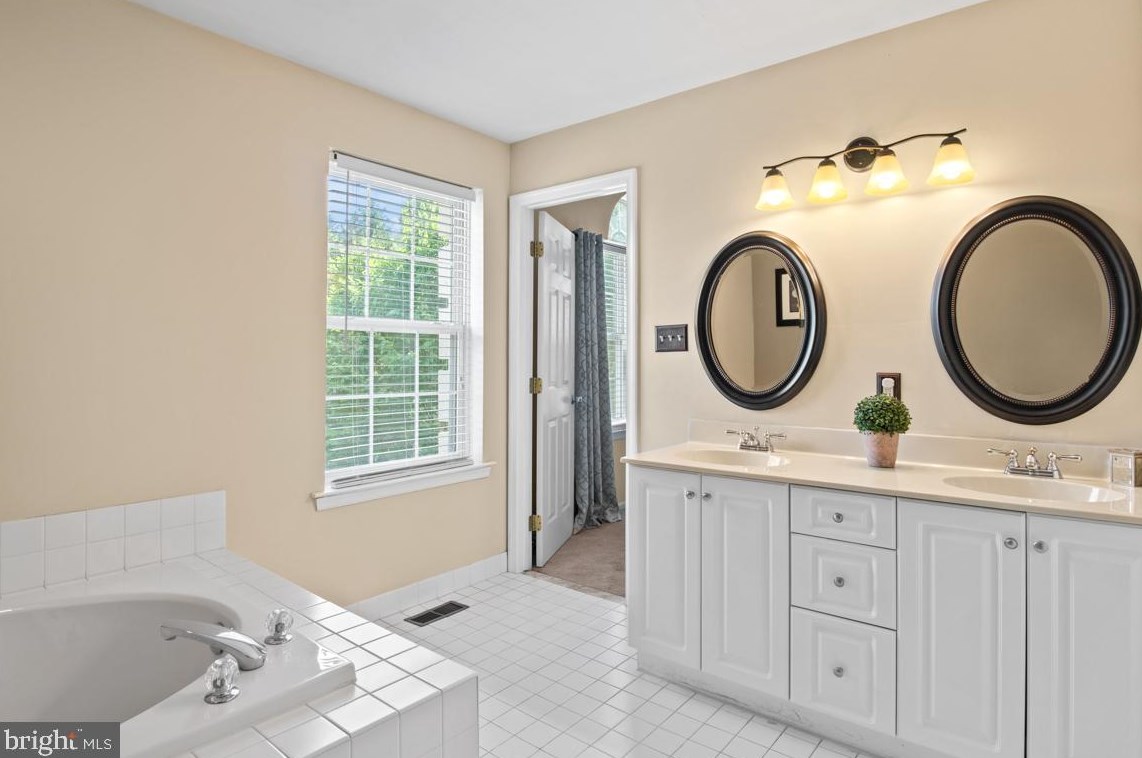 121 Mdw Vw Ln, Lansdale PA 19446-5929 exterior