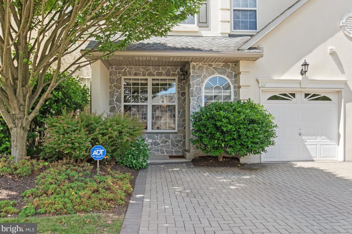 121 Meadow View Ln, Lansdale, PA 19446-5929