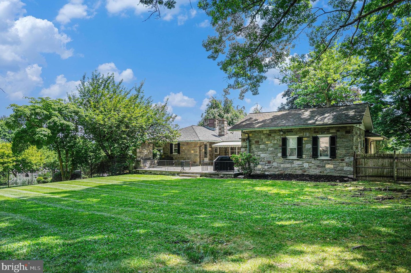 860 Thomas Rd, Miquon, PA 19444