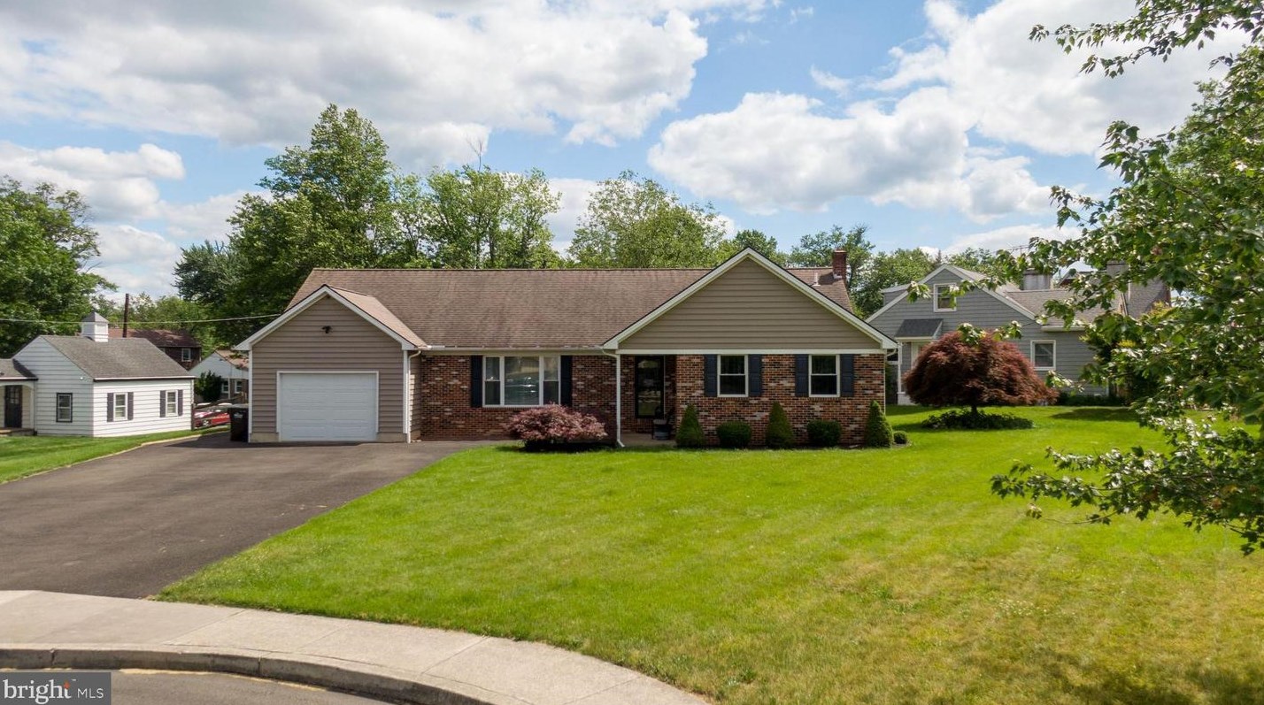 18 Oak Dr, Lansdale, PA 19446