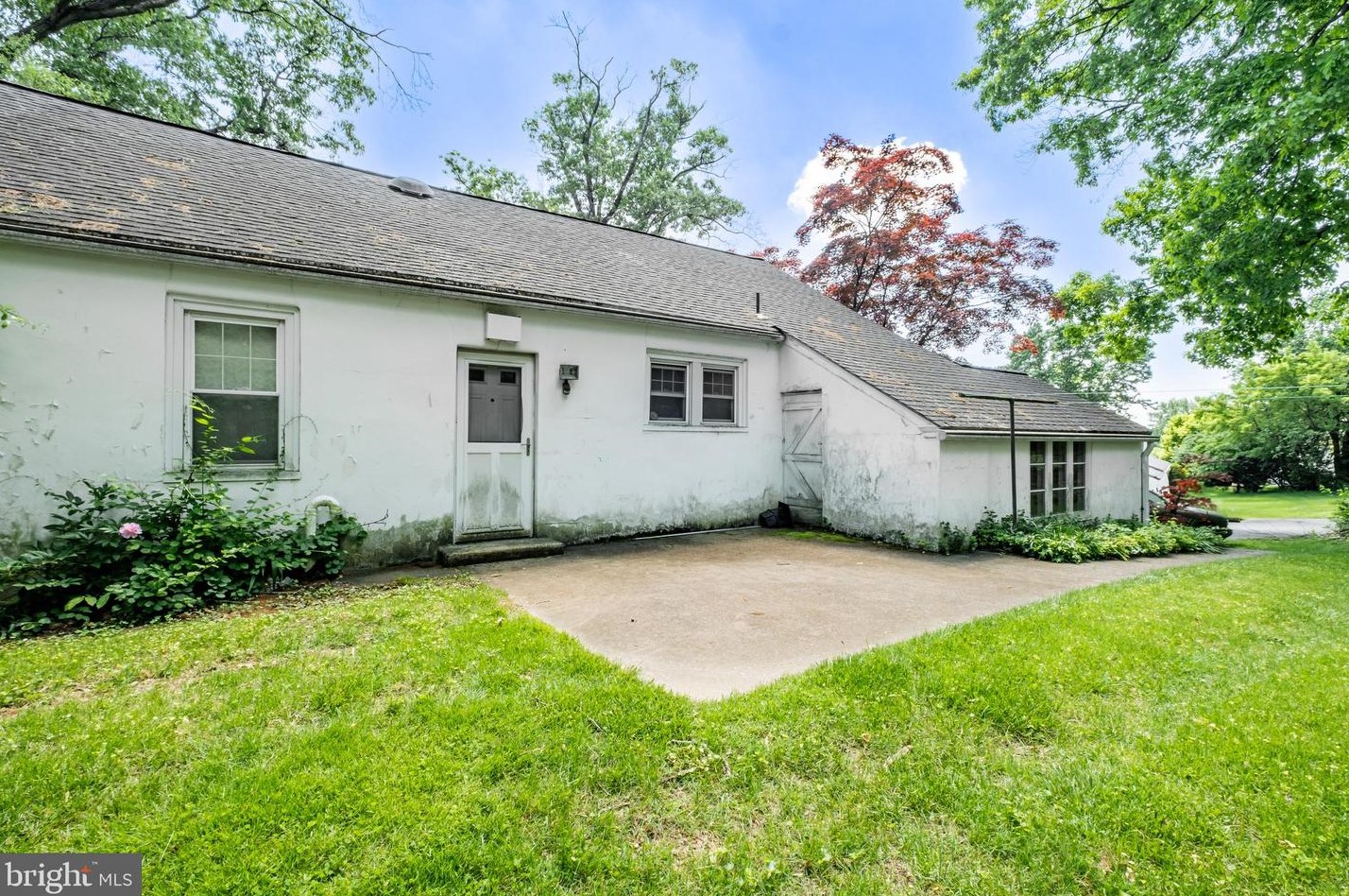 932 Twining Rd, Dresher PA  19025-1919 exterior