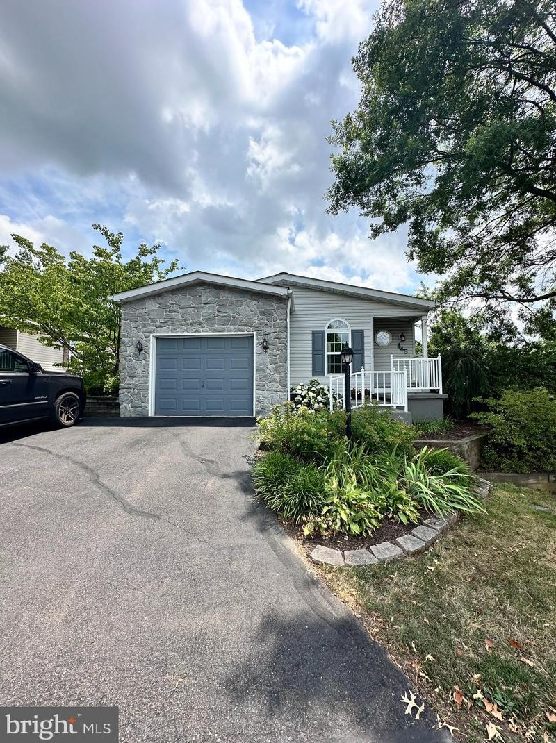 445 Manor House Ln, Souderton, PA 18964